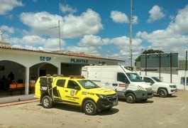 Dupla armada invade residência para roubar, é surpreendida por um dos moradores e depois é presa