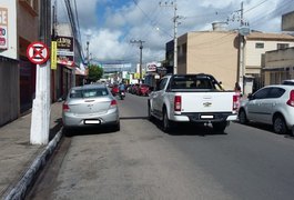 SMTT proíbe estacionamento na Rua Esperidião Rodrigues, no Centro de Arapiraca