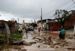 Açude se rompe e espalha lama por ruas de Igreja Nova, AL
