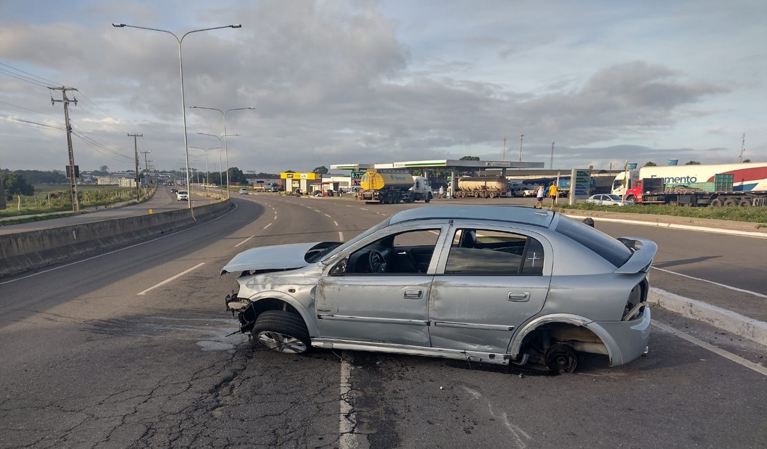 Condutor é 'fechado' por carro e atinge mureta de proteção em Arapiraca