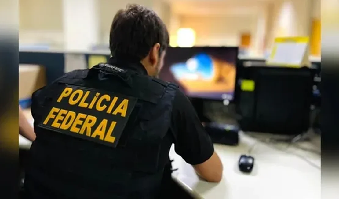 PF flagra passageiro com anabolizantes e emagrecedores em mala