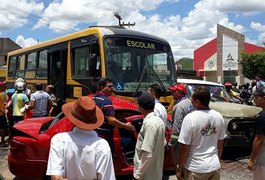 Micro-ônibus escolar se envolve em acidente e deixa uma pessoa ferida