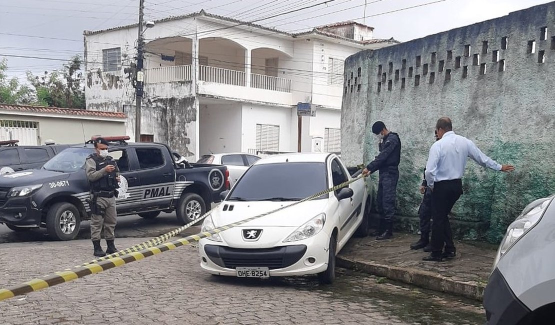 Filho de vereador é encontrado morto com tiro na cabeça dentro de veículo, em Santana do Ipanema