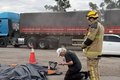 Motociclista morre em acidente, e caminhoneiro se ajoelha para rezar ao seu lado