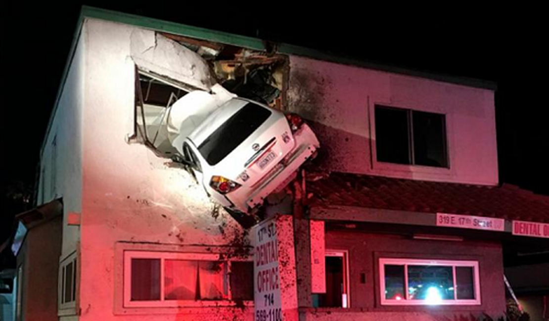 Carro ‘voa’ e atinge primeiro andar de edifício de odontologia