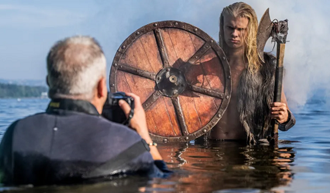 Haaland posa como viking em ensaio; fotos serão vendidas por R$ 250 mil