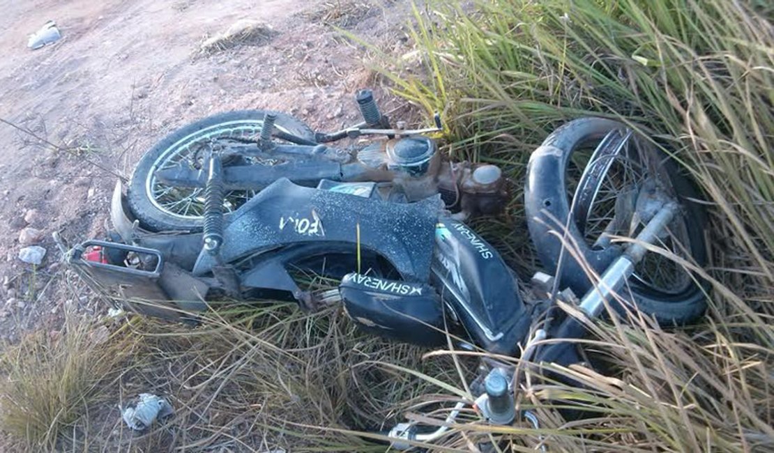 Homem fica ferido após cair de 'cinquentinha' na AL-110, em Taquarana