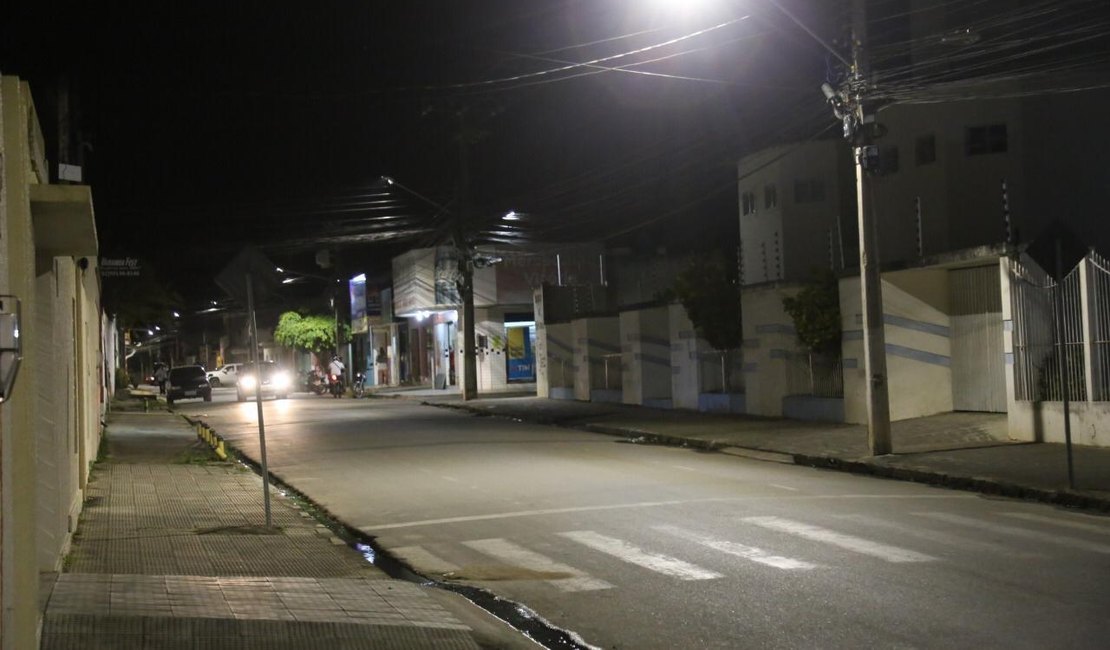 Prefeitura de Arapiraca amplia instalação de iluminação de LED nos bairros