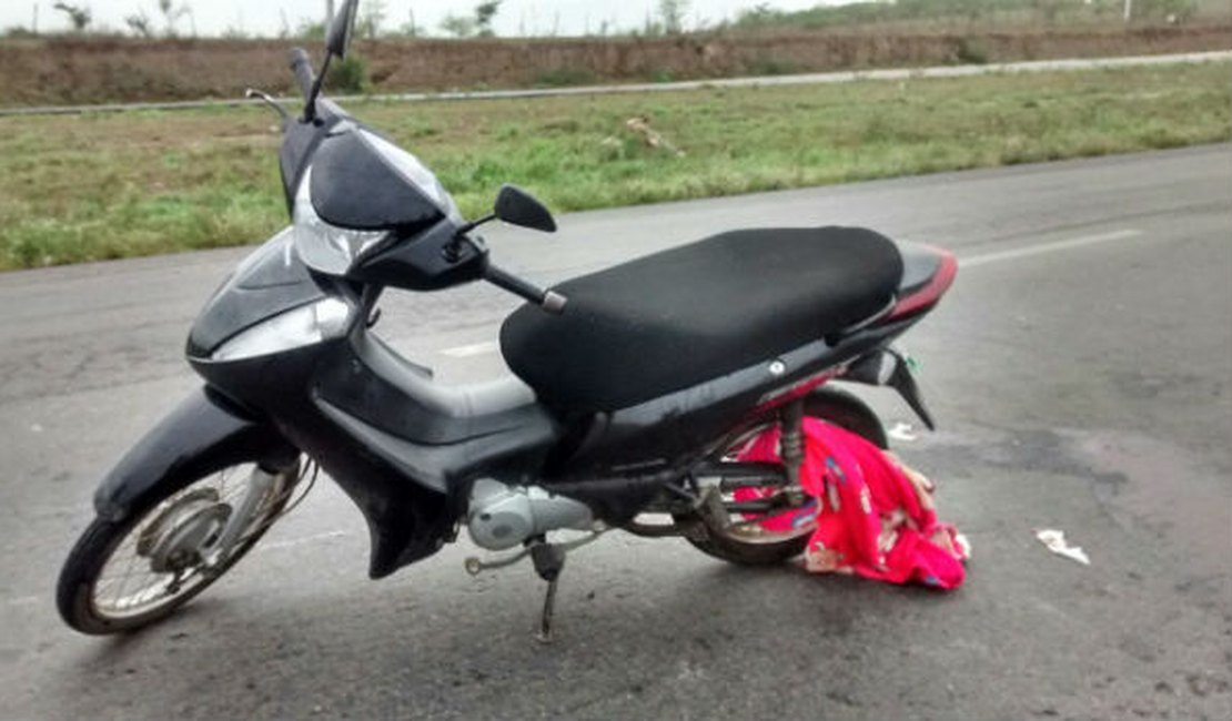 Lençol engancha em roda e mulher morre em acidente na BR-104, no Agreste de PE