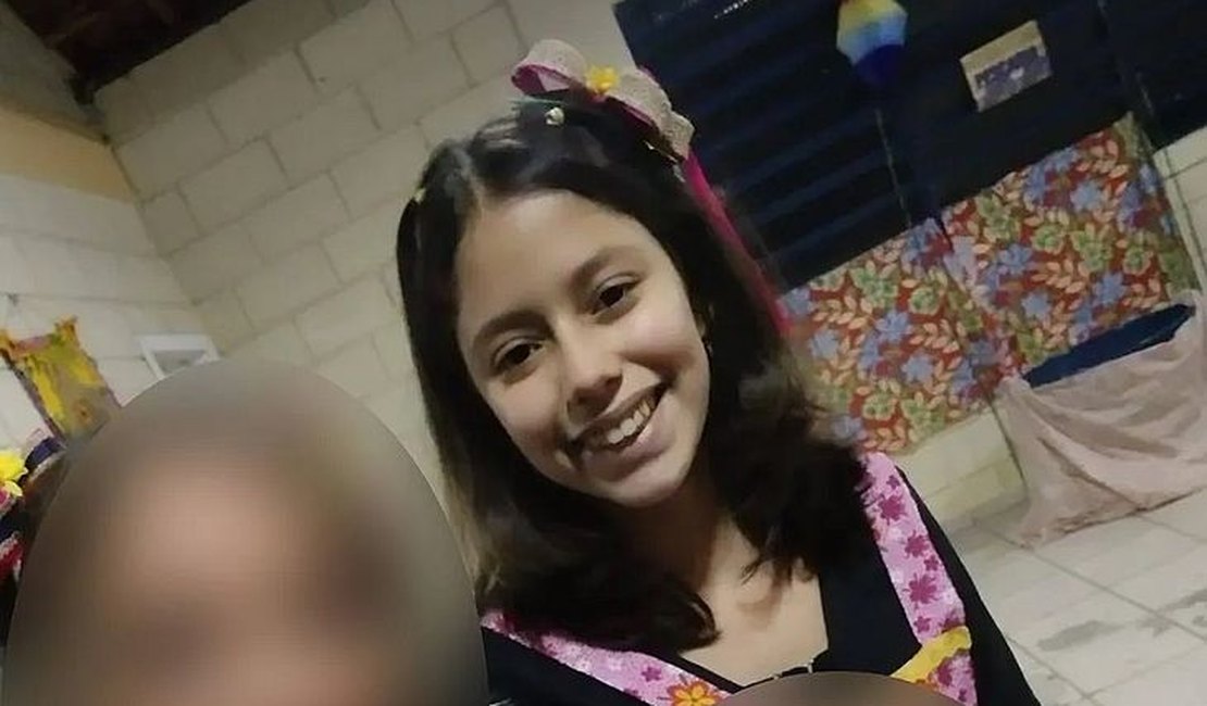 Adolescente pega arma de parente e mata amiga de 13 anos com tiro na nuca