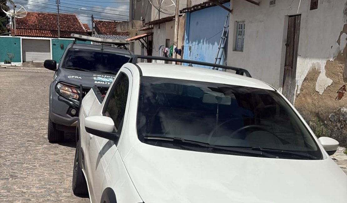 Veículo roubado é recuperado pela ROCAM no bairro Caititus, em Arapiraca