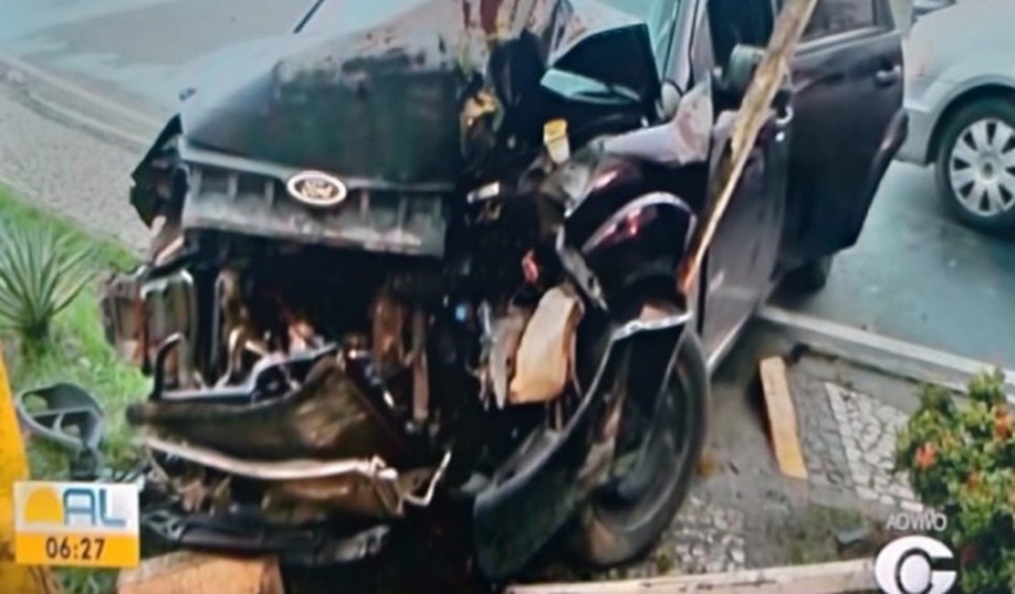 Carro bate em placa e deixa trânsito lento no Barro Duro, em Maceió