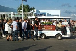 Familiares e amigos sepultam corpo do empresário Neusvaldo França, em Arapiraca