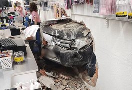 Motorista fica nervosa no volante e invade loja com carro em Maceió