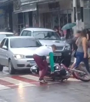 Vídeo. Carro colide em moto na faixa de pedestres em Arapiraca