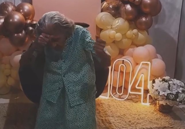 VÍDEO: Idosa de 104 anos, moradora do interior pernambucano, faz sucesso mostrando bom humor nas redes sociais