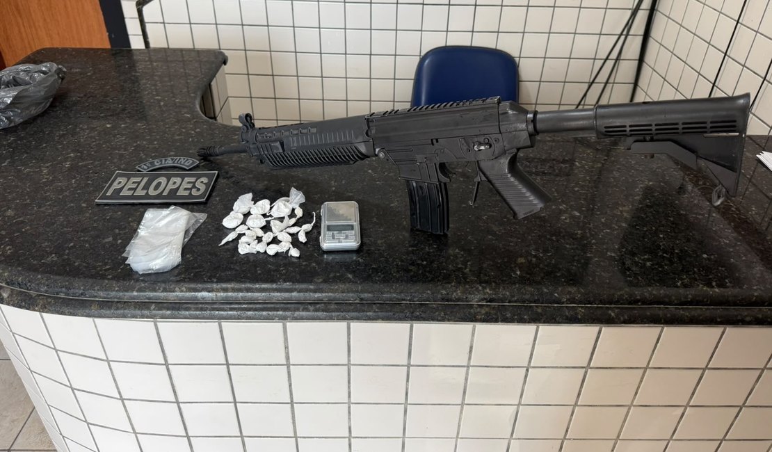 Jovem é preso com cocaína e simulacro de fuzil após ostentar arma em redes sociais no interior de Alagoas