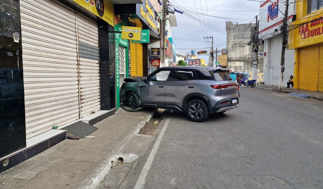 Motorista invade calçada e atinge entrada de clínica odontológica no Centro de Arapiraca