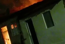 VÍDEO: Incêndio atinge casa no bairro Manoel Teles, em Arapiraca