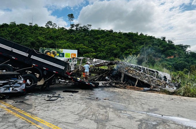 Sobe para 41 número de mortos em acidente na BR-116 em MG