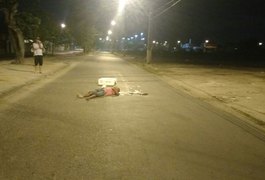 Jovem é assassinado com 13 tiros em via pública durante a madrugada