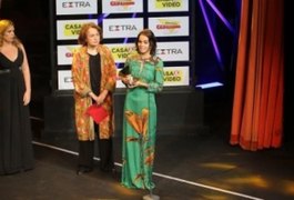 Esposa de Domingos Montagner vai às lágrimas ao receber prêmio de melhor ator