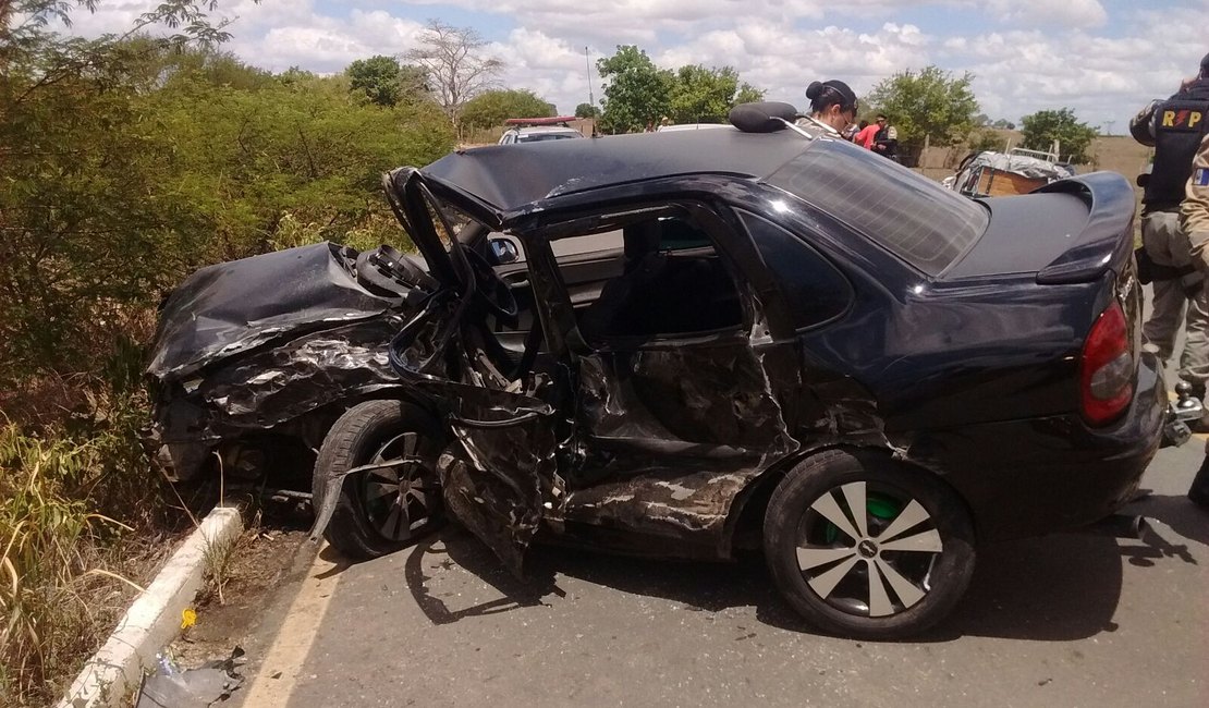 Acidente deixa vítima presa às ferragens em Palmeira dos Índios