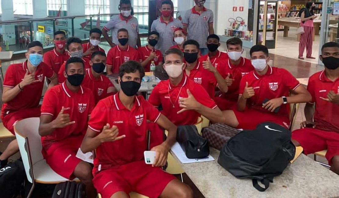Atletas do Sub-17 do CRB embarcam rumo a partida em São Paulo