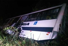 Ônibus com time de futebol tomba e deixa dois mortos na BR-226 no Maranhão