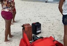 Bombeiros resgatam passageiros de jangada que virou na Barra Nova