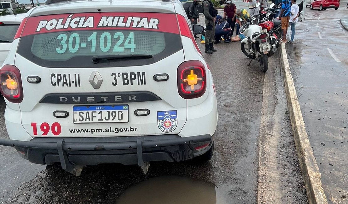 Mulheres ficam feridas após cair de moto em Arapiraca