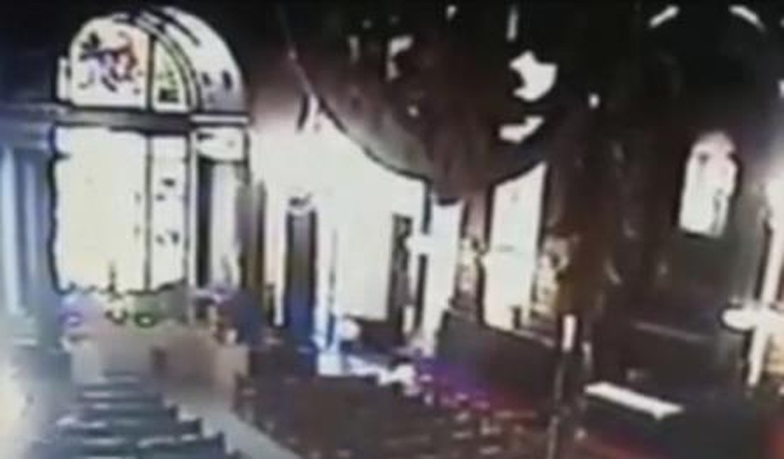 Vídeo mostra momento em que homem entra atirando em igreja de Campinas