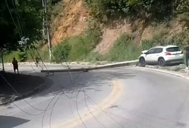 Carro atinge e derruba poste na Avenida Pierre Chalita, em Maceió