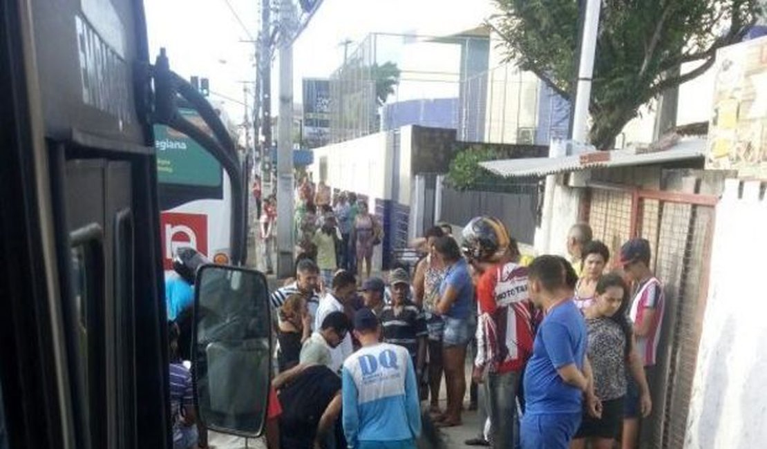 Ciclista é atropelado e população depreda ônibus no Feitosa