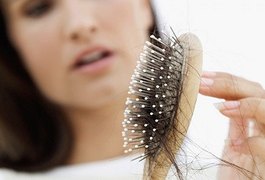 Especialistas investigam queda de cabelo severa em mulheres que tiveram Covid