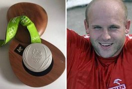 Atleta leiloa medalha de prata na web para ajudar menino com câncer