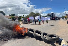 Familiares fecham trecho da AL-110 em protesto após atropelamento fatal de mulher em Arapiraca
