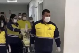 Vídeo. Pais de bebê alagoana com cardiopatia congênita comemoram transferência para SP