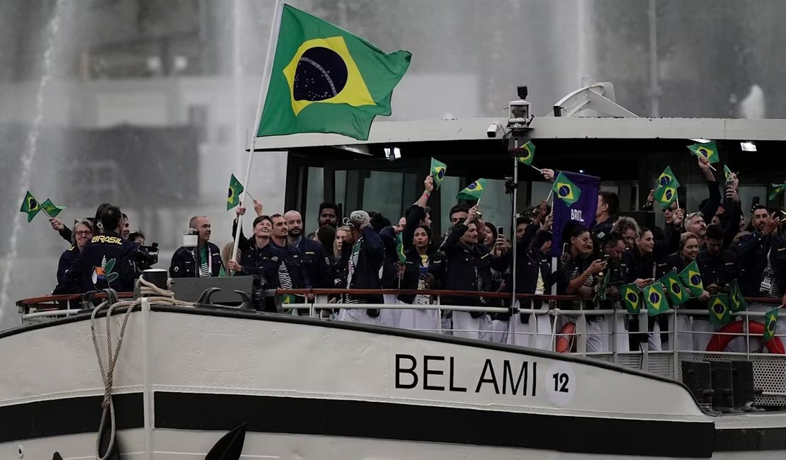 Brasil se apresenta no desfile das nações na cerimônia de abertura dos jogos olímpicos Paris 2024