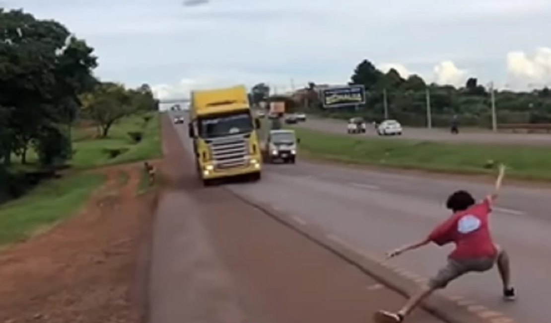 VÍDEO: Jovem ficava na frente de caminhões em alta velocidade para ganhar seguidores no TikTok