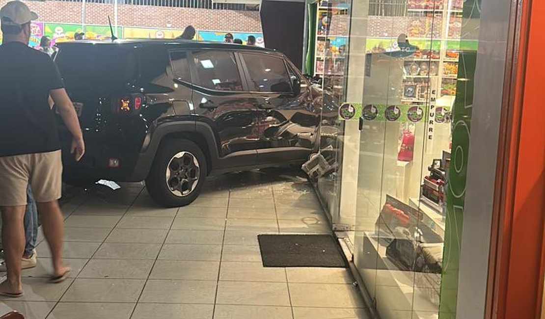 Carro desgovernado invade loja de brinquedos na Ponta Verde, em Maceió
