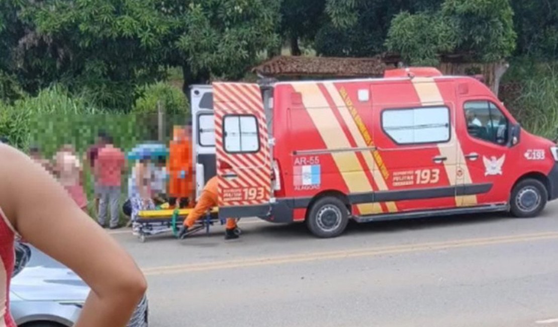Batida envolvendo moto e carro deixa jovem gravemente ferido na Baixa da Onça, em Arapiraca