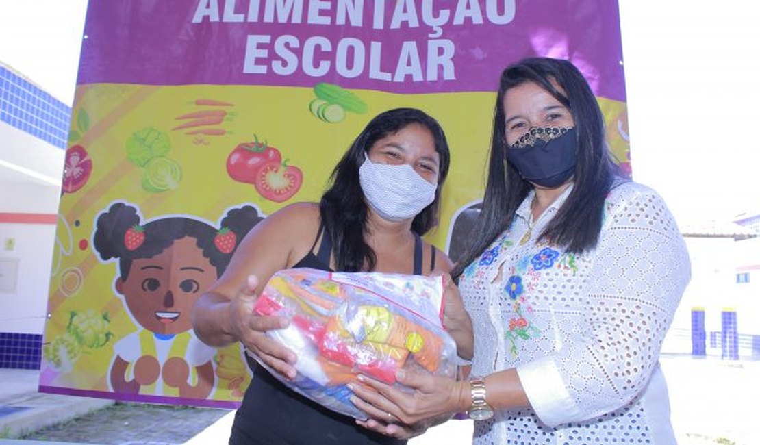SEMED Penedo entrega novos kits alimentação com a presença do Prefeito Ronaldo Lopes