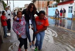 Repórter é demitida após ser carregada em enchente para não molhar os pés