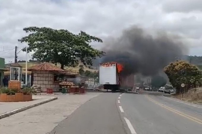 VÍDEO: Carreta é atingida por incêndio na BR-316, em Maribondo