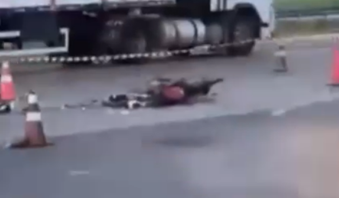 Condutor morre em acidente entre carreta e moto em Teotônio Vilela
