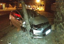 Motorista perde controle e bate em poste em frente ao Cartório Eleitoral de Arapiraca