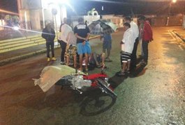 Motociclista desrespeita sinalização e atropela senhora no centro de Arapiraca