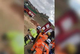 Coveiro cai em cova de quatro metros durante sepultamento e é resgatado por bombeiros com técnica de rapel