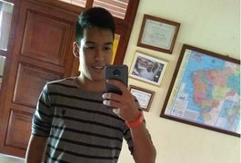 Estudante morre eletrocutado ao atender celular que carregava no computador